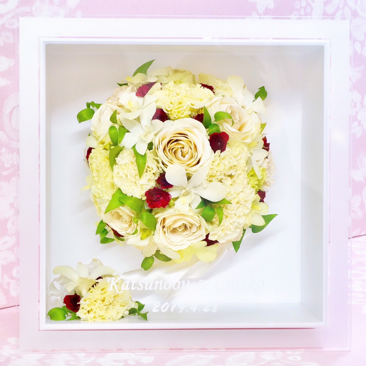 白バラや赤バラ トルコキキョウ デルフィニュームのラウンドブーケを立体ボックスに保存加工