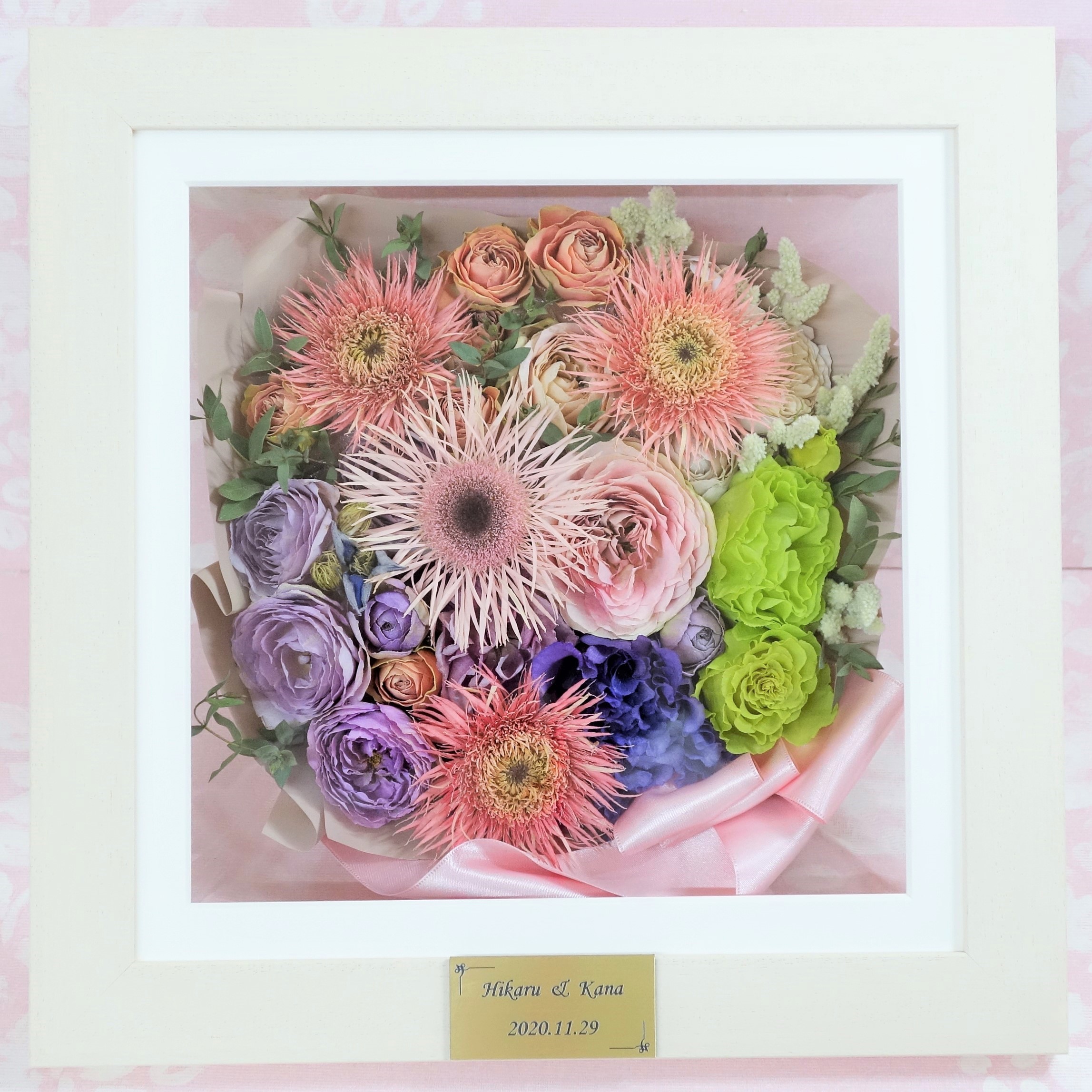 ガーベラやバラで纏められたプロポーズの花束を立体ボックスに保存加工